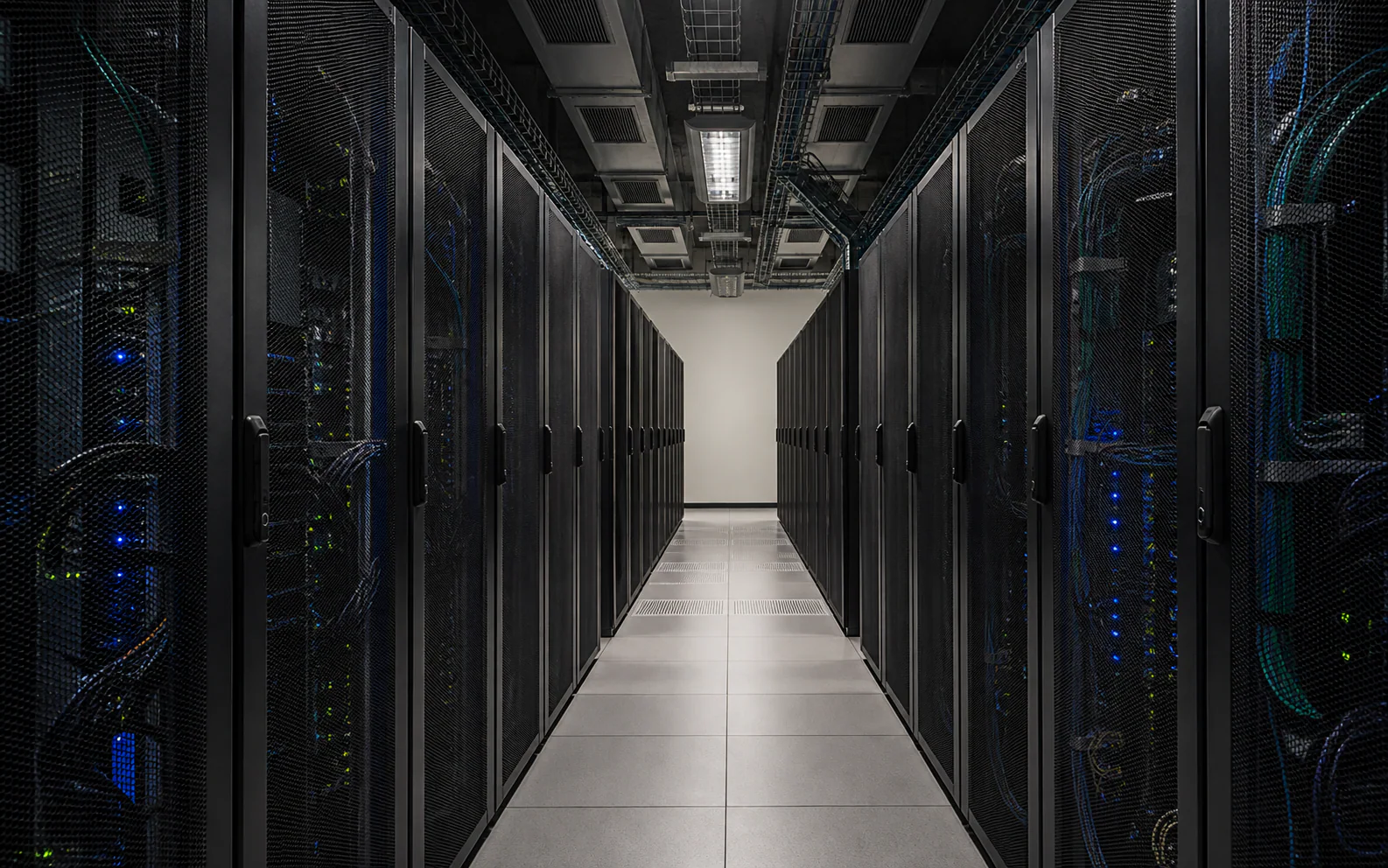 Allée technique de baies informatiques dans un datacenter